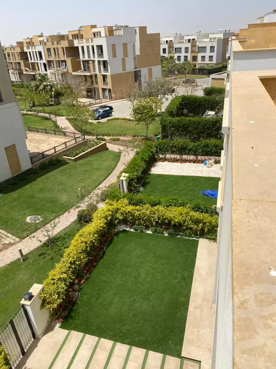 https://aqarmap.com.eg/ar/listing/3800265-for-sale-cairo-el-sheikh-zayed-city-compounds-kmbwnd-wyst-twn-swdyk