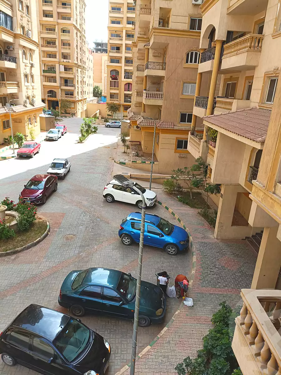https://aqarmap.com.eg/ar/listing/3990146-for-sale-cairo-al-oubour-tryq-msr-sm-yly-lshrwy-moon-city