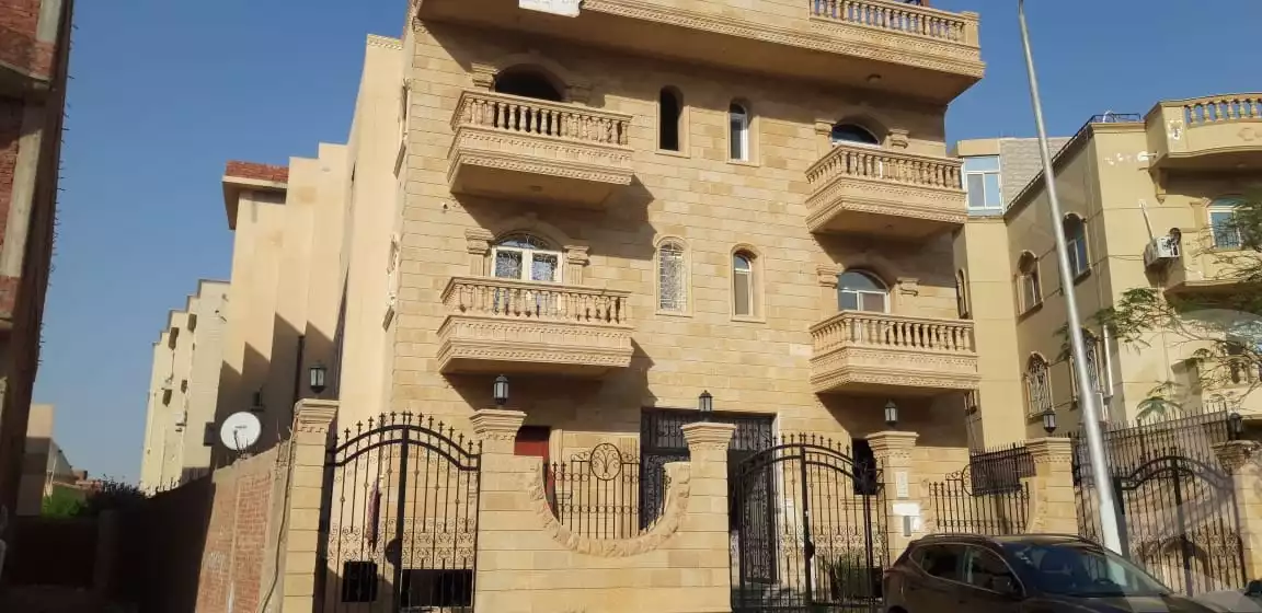 https://aqarmap.com.eg/ar/listing/4065702-for-sale-cairo-el-shorouk-lhy-lwl-shrq-neighborhood-1