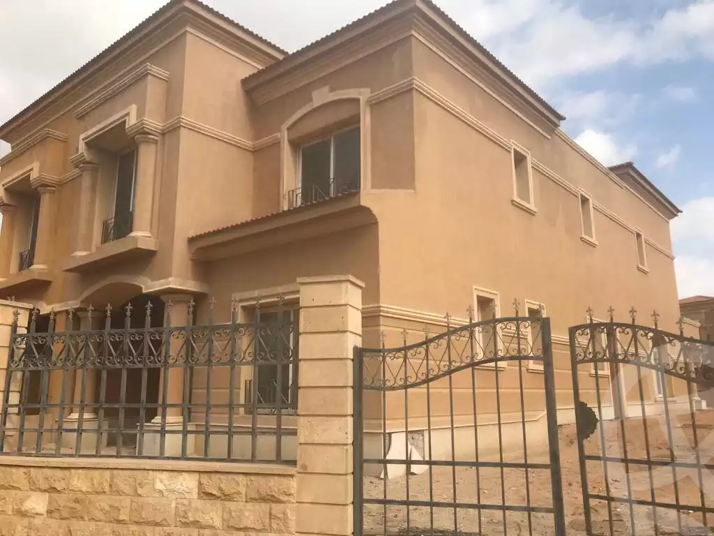 https://aqarmap.com.eg/en/listing/4179152-for-sale-cairo-el-sheikh-zayed-city-compounds-in-sheikh-zayed-royal-meadows