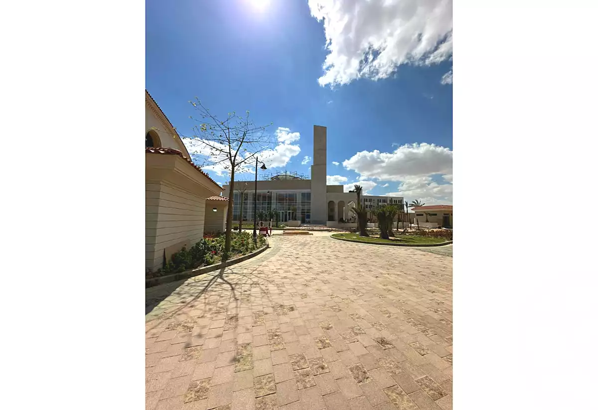 https://aqarmap.com.eg/ar/listing/5239228-for-sale-cairo-el-sheikh-zayed-city-compounds-kmbwnd-fyldj-wyst-dr-llttwyr