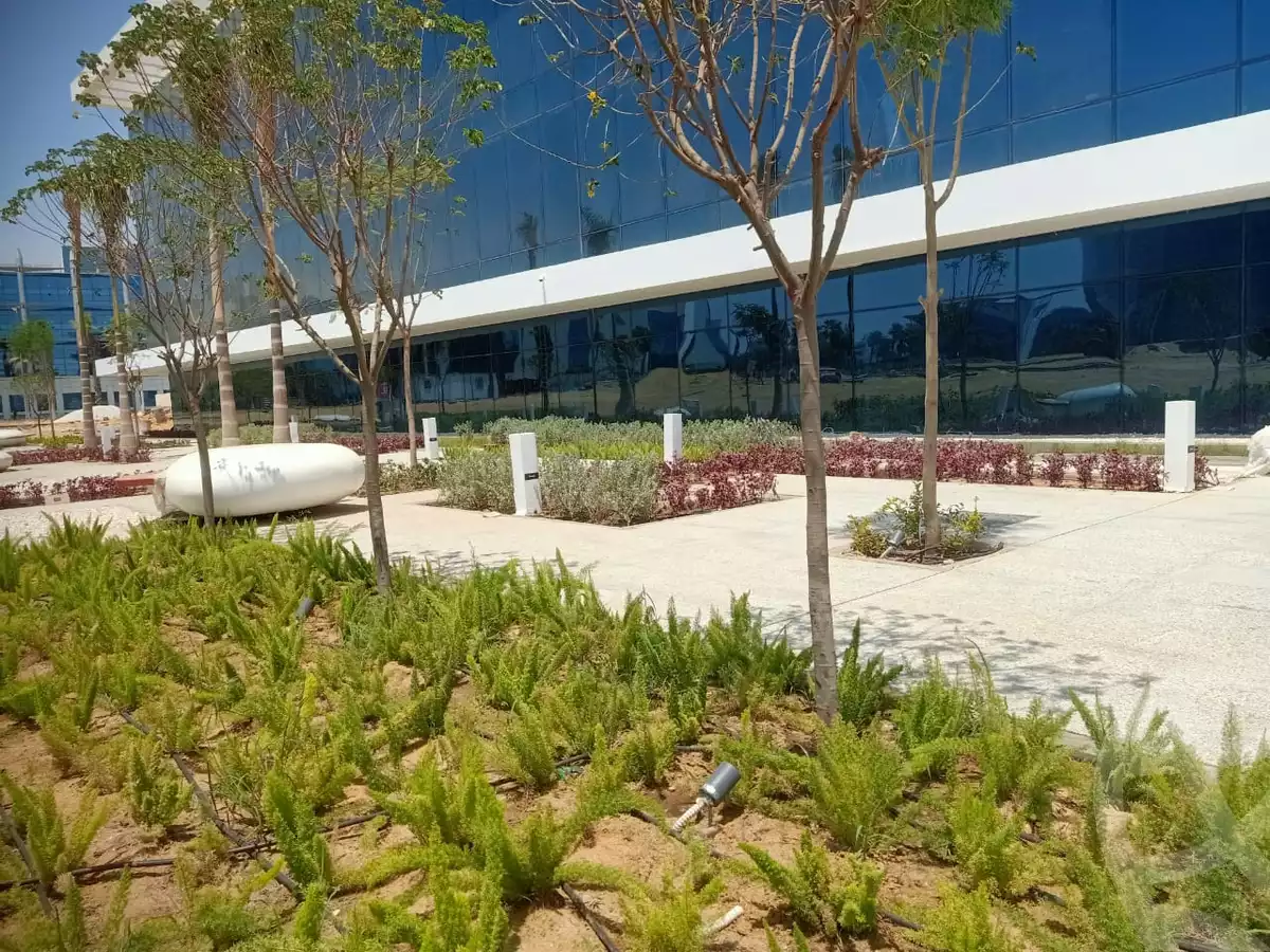 https://aqarmap.com.eg/ar/listing/5298679-for-sale-cairo-el-sheikh-zayed-city-alex-cairo-desert-road-smart-village-y-r-sy-byzns-brk-sfrykw-llstthmr-l-qry