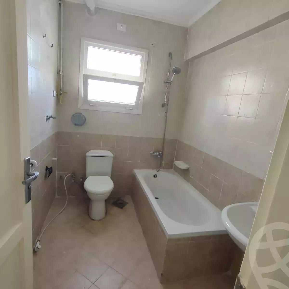 https://aqarmap.com.eg/en/listing/5344715-for-rent-cairo-new-cairo-lrhb-city-phase-8