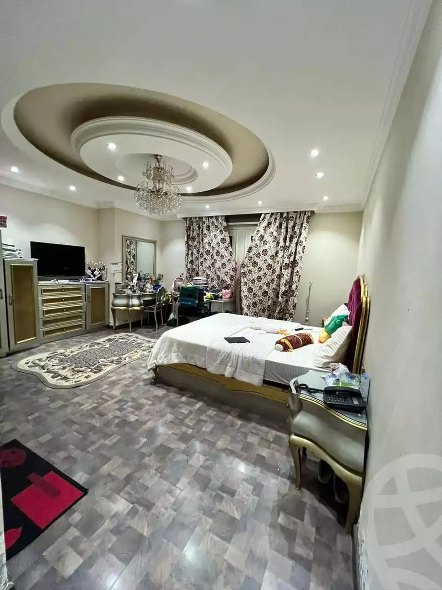 https://aqarmap.com.eg/en/listing/5354540-for-sale-cairo-el-sheikh-zayed-city-compounds-royal-city