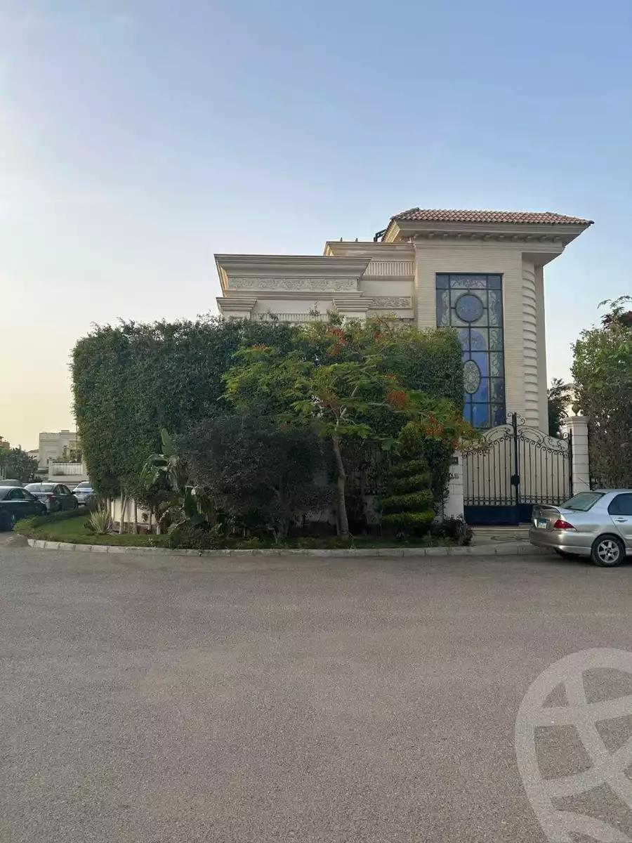 https://aqarmap.com.eg/en/listing/5416977-for-sale-cairo-el-sheikh-zayed-city-compounds-royal-city