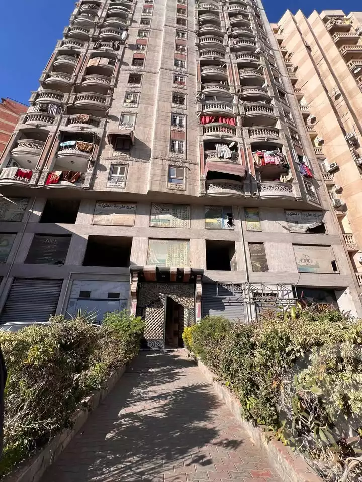 https://aqarmap.com.eg/ar/listing/5707317-for-sale-alexandria-moharram-bey-kanal-al-mahmoudeya-al-bahri-st