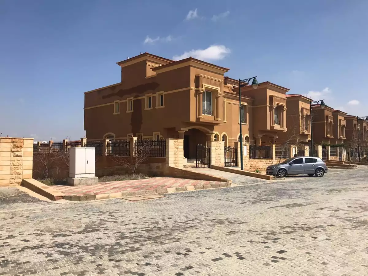 https://aqarmap.com.eg/en/listing/6237676-for-sale-cairo-el-sheikh-zayed-city-compounds-royal-meadows