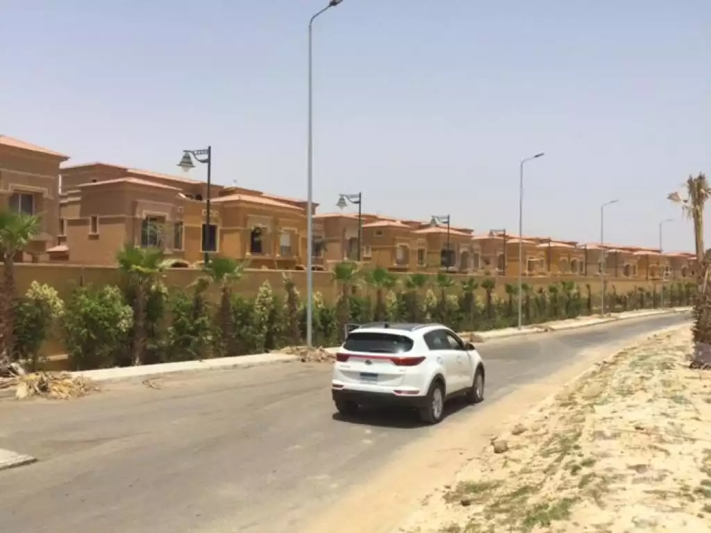 https://aqarmap.com.eg/en/listing/6295254-for-sale-cairo-el-sheikh-zayed-city-compounds-royal-meadows