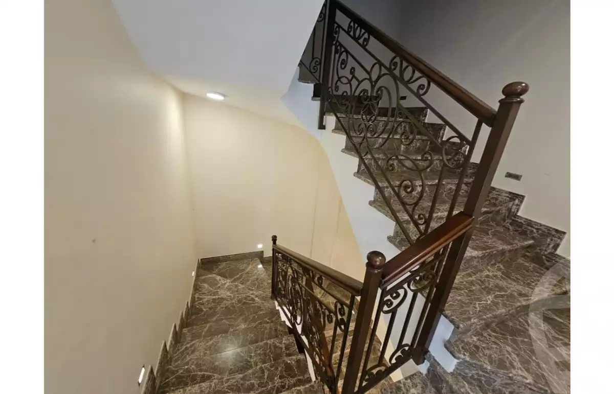 https://aqarmap.com.eg/en/listing/6636068-for-sale-cairo-el-sheikh-zayed-city-compounds-royal-city