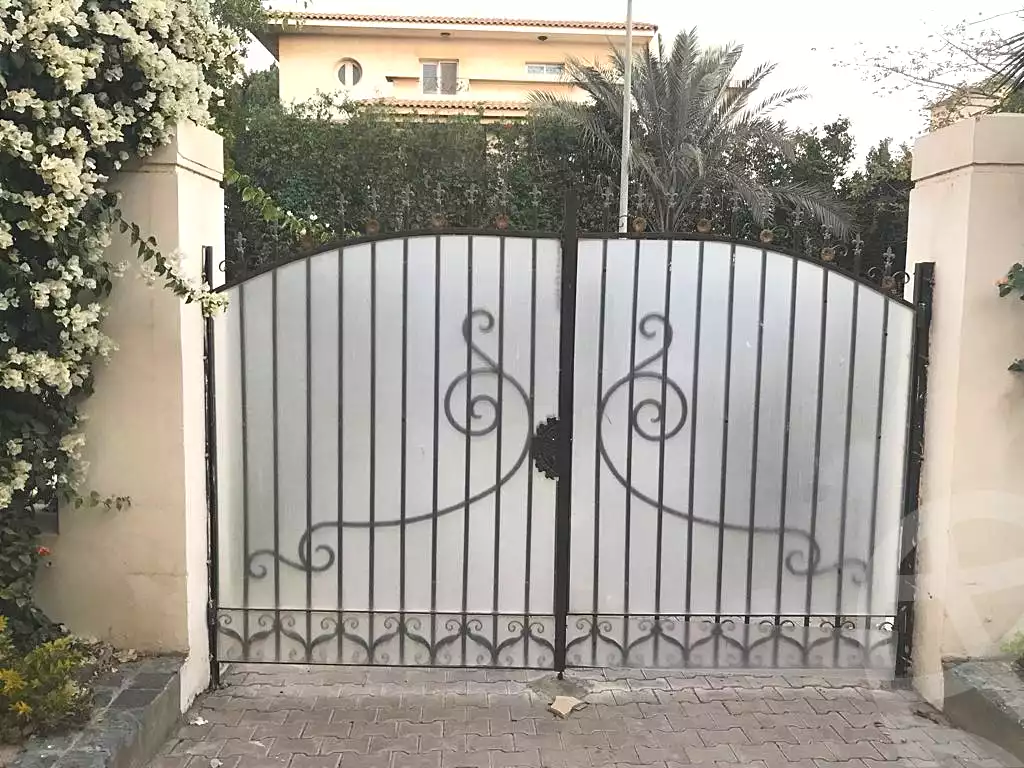 https://aqarmap.com.eg/ar/listing/6708392-for-sale-cairo-6th-of-october-compounds-royal-hills