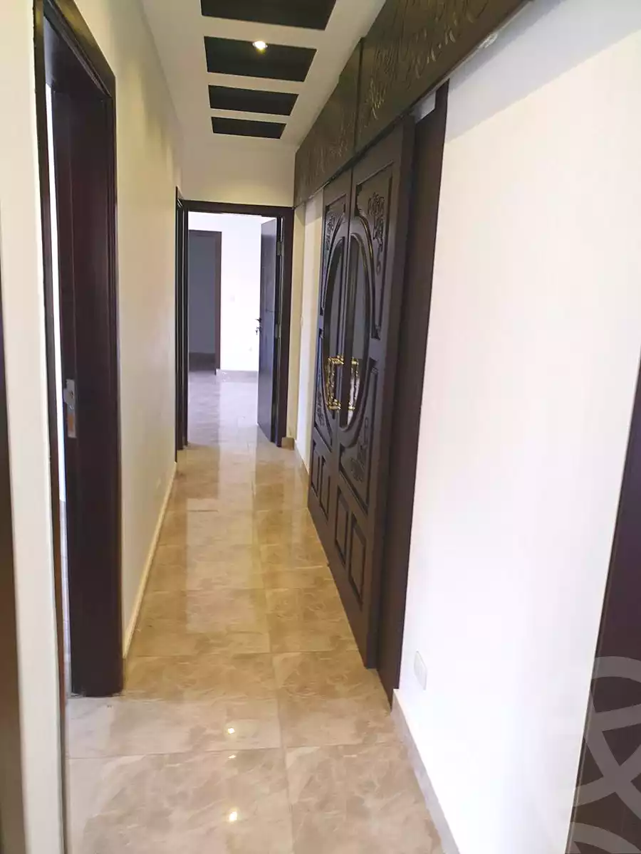https://aqarmap.com.eg/ar/listing/6710485-for-sale-cairo-el-sheikh-zayed-city-compounds-kmbwnd-wyst-twn-swdyk