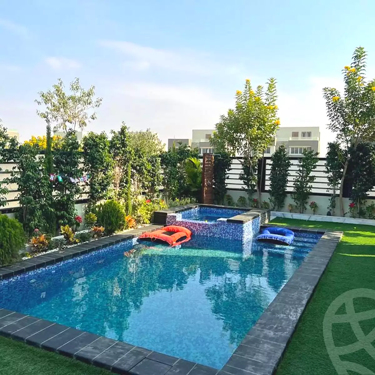 https://aqarmap.com.eg/ar/listing/6988993-for-sale-cairo-new-cairo-compounds-kmbwnd-kryk-twn-il-cazar