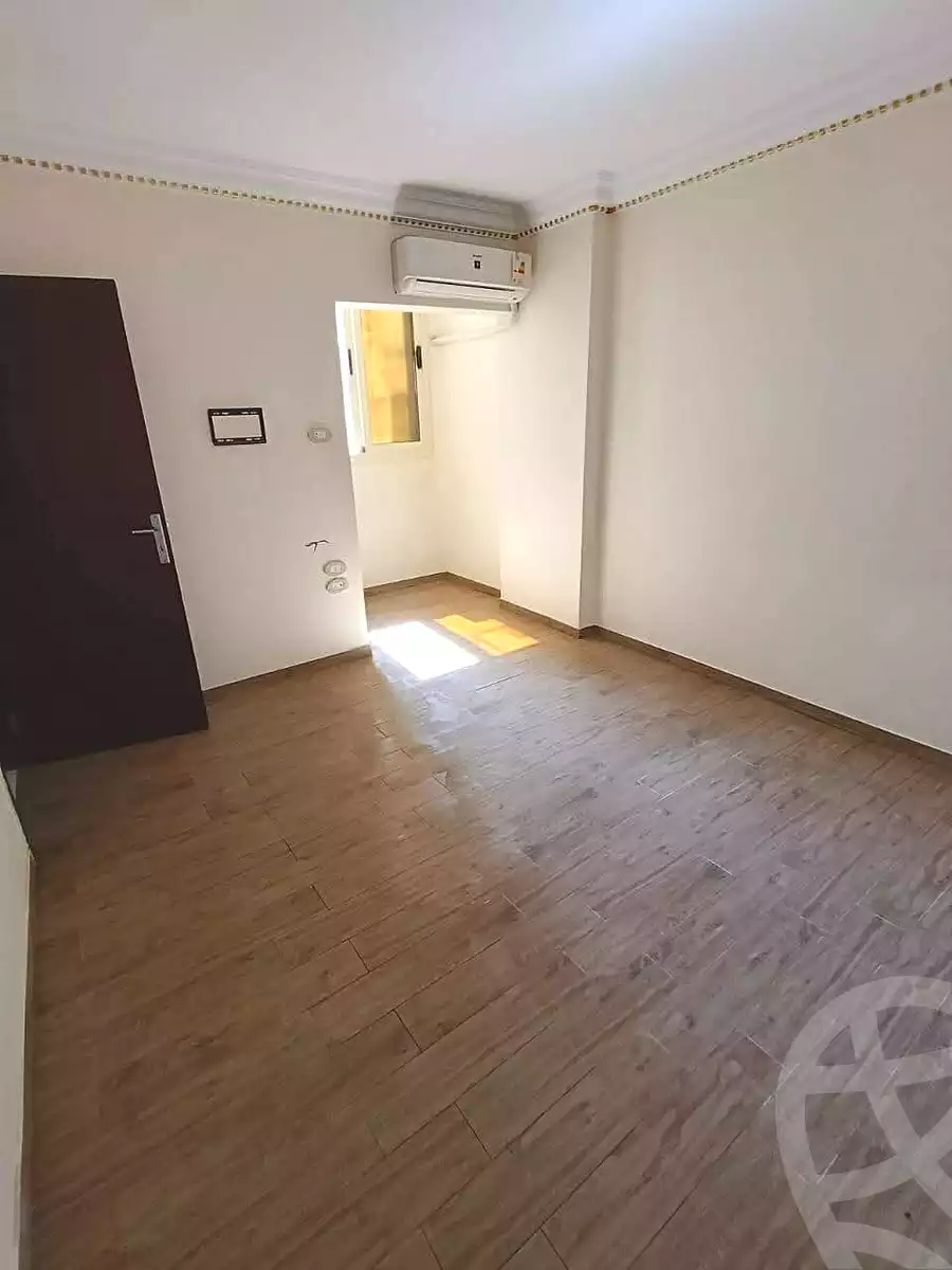 https://aqarmap.com.eg/ar/listing/7037184-for-sale-cairo-helwan-ahmed-enci-st