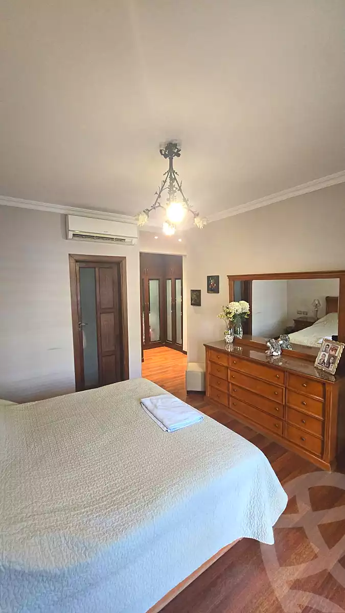 https://aqarmap.com.eg/ar/listing/7237992-for-sale-cairo-el-sheikh-zayed-city-compounds-kmbwnd-wyst-twn-swdyk