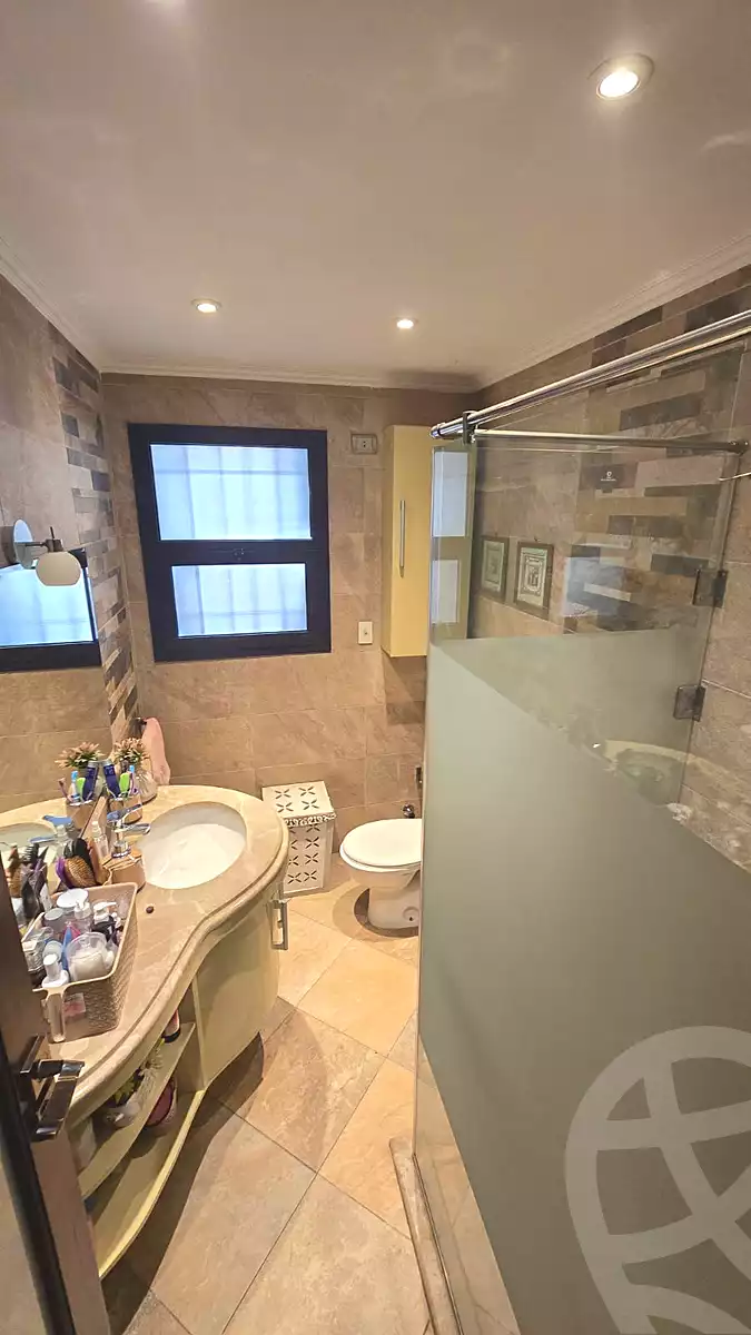 https://aqarmap.com.eg/ar/listing/7237992-for-sale-cairo-el-sheikh-zayed-city-compounds-kmbwnd-wyst-twn-swdyk