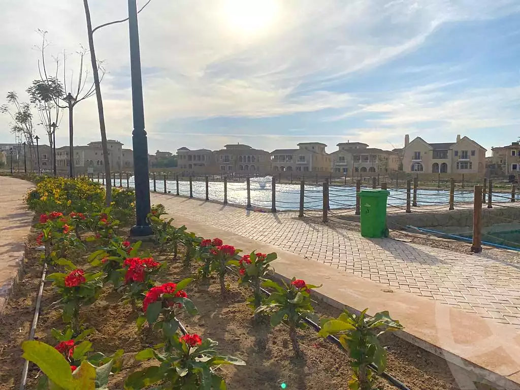 https://aqarmap.com.eg/en/listing/7270534-for-sale-cairo-new-cairo-compounds-hyde-park-centre-ville-hyde-park