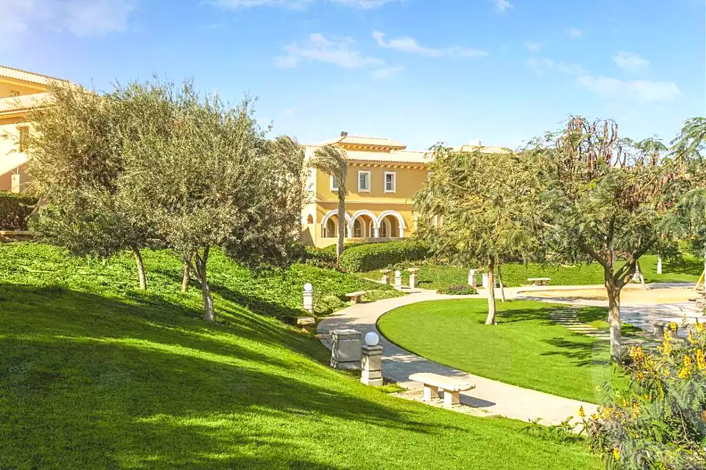 https://aqarmap.com.eg/en/listing/7270589-for-sale-cairo-new-cairo-compounds-hyde-park-centre-ville-hyde-park