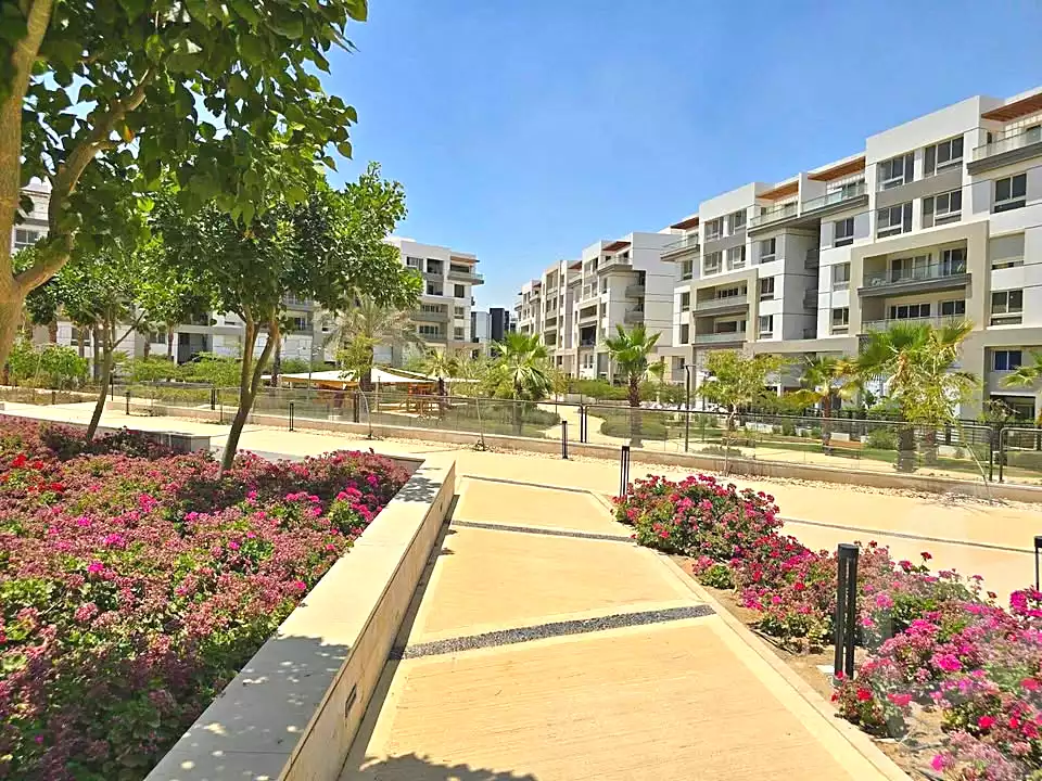 https://aqarmap.com.eg/en/listing/7281053-for-sale-cairo-new-cairo-compounds-hyde-park-business-district