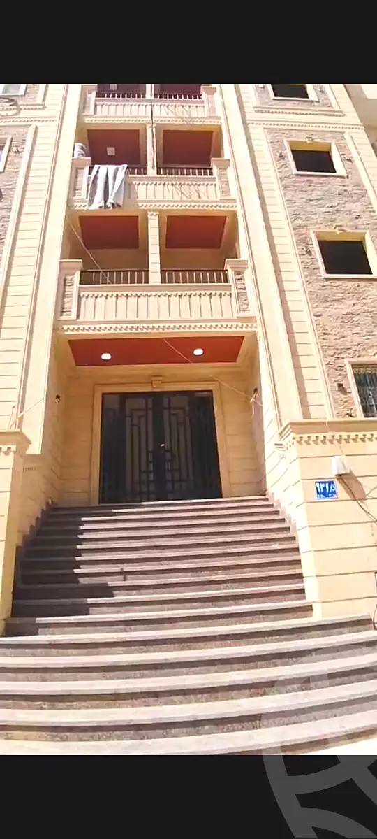 https://aqarmap.com.eg/ar/listing/7298126-for-sale-cairo-6th-of-october-el-ahyaa-neighborhood-2nd-divided-from-al-kafrawei-st