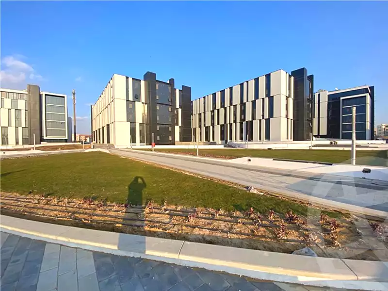 https://aqarmap.com.eg/en/listing/7303103-for-sale-cairo-new-cairo-compounds-hyde-park-business-district