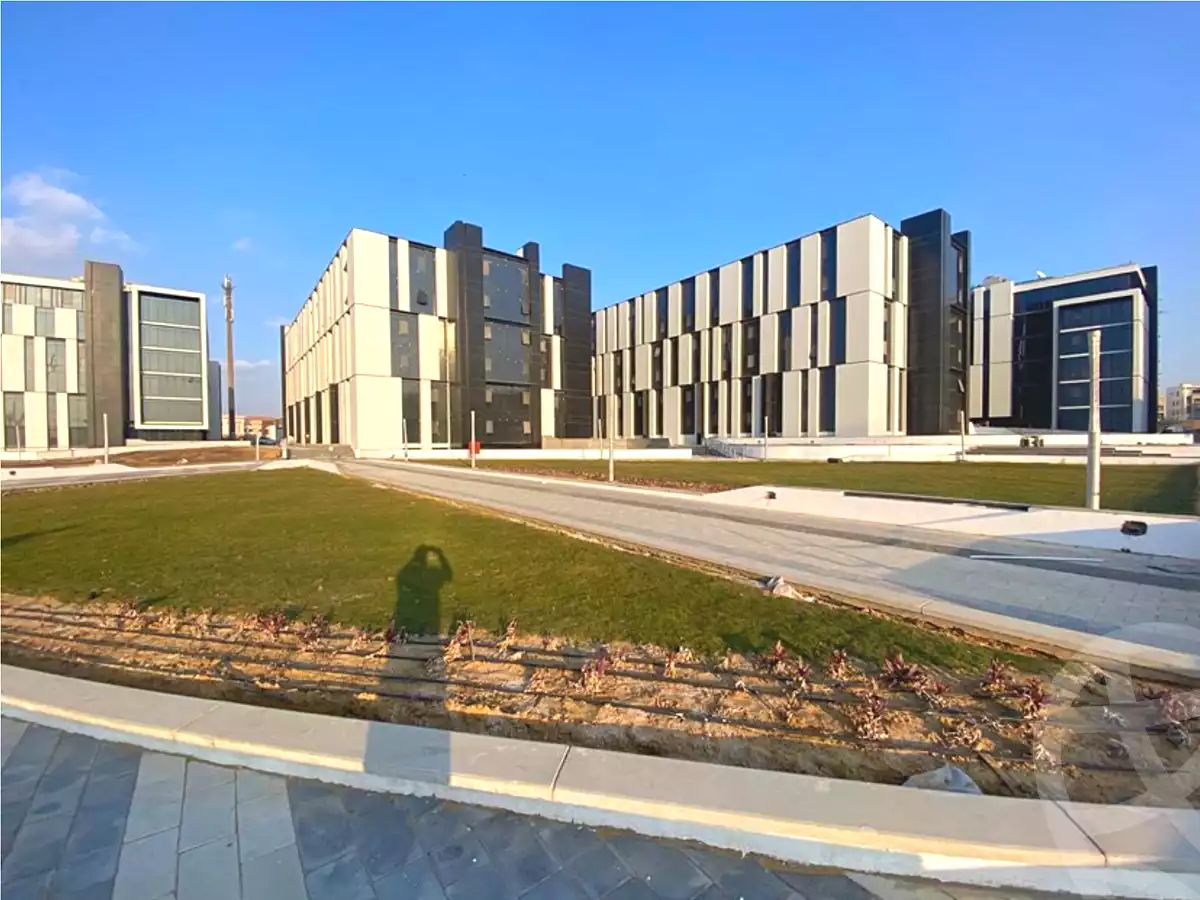 https://aqarmap.com.eg/en/listing/7303103-for-sale-cairo-new-cairo-compounds-hyde-park-business-district