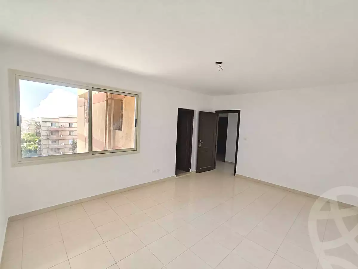 https://aqarmap.com.eg/ar/listing/7338630-for-sale-cairo-new-cairo-lrhb-city-phase-4-mohammed-farid-st