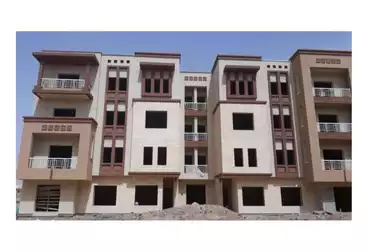 شقة بحديقة للبيع - 3 غرف - بالدور 0