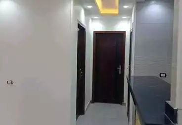 شقة بحديقة للبيع - 2 غرف - بالدور 1