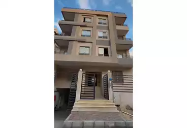 شقة بحديقة للبيع - 3 غرف - بالدور 0