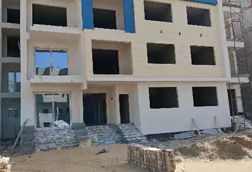 شقة بحديقة للبيع - 4 غرف - بالدور 0