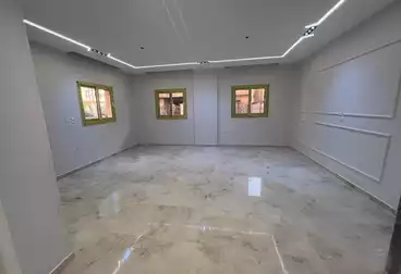 شقة بحديقة للبيع - 3 غرف - بالدور 0