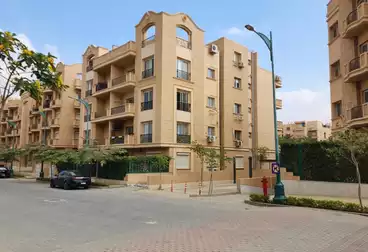 شقة بحديقة للبيع - 4 غرف - بالدور 0