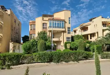 فيلا منفصلة للبيع - 10 غرف
