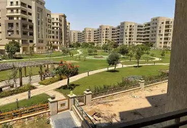 شقة بحديقة للبيع - 4 غرف - بالدور 0
