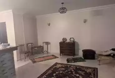 شقة بحديقة للبيع - 3 غرف - بالدور 0
