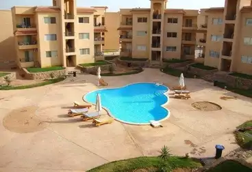 شقة بحديقة للبيع - 1 غرف - بالدور 1