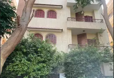 Building For sale - 5 rooms