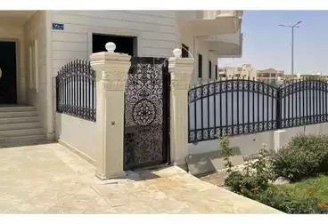 شقق للبيع - 5 غرف - بالدور 0