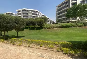 شقة بحديقة للبيع - 3 غرف - بالدور 0