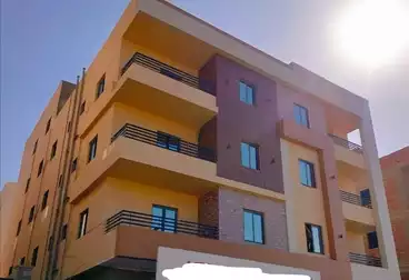شقة بحديقة للبيع - 3 غرف - بالدور 0