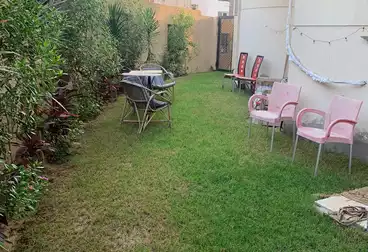 شقة بحديقة للبيع - 3 غرف - بالدور 1