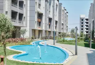 شقة بحديقة للبيع - 3 غرف - بالدور 1