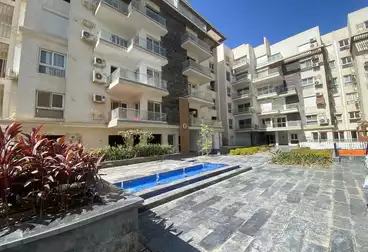 شقة بحديقة للبيع - 2 غرف - بالدور 1