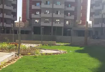 شقة بحديقة للبيع - 3 غرف - بالدور 0