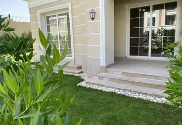 شقة بحديقة للإيجار - 2 غرف - بالدور 2