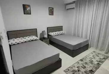 شقة بحديقة للإيجار - 2 غرف - بالدور 1