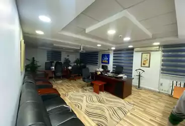 مكاتب للإيجار - 5 غرف - بالدور 4