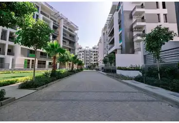 شقة بحديقة للبيع - 3 غرف - بالدور 0