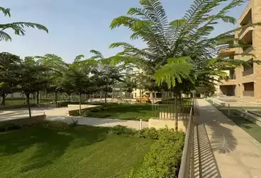 شقة بحديقة للبيع - 1 غرف - بالدور 0