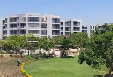 شقة بحديقة للبيع - 2 غرف - بالدور 0